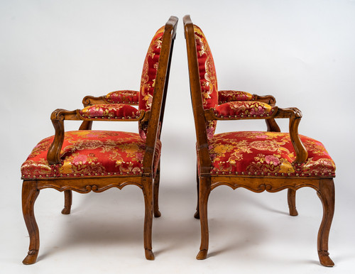 Paire de larges fauteuils en noyer mouluré et sculpté d’époque Régence vers 1720