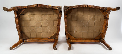 Paire de larges fauteuils en noyer mouluré et sculpté d’époque Régence vers 1720