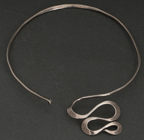 Collier rigide 1960-1970 moderniste en argent poinçon Crabe 39 grammes