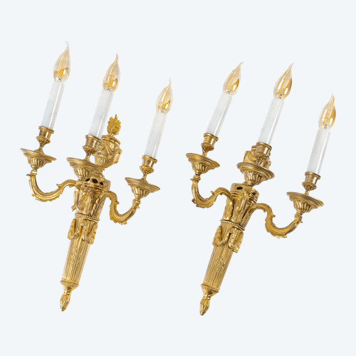 Paire d’appliques à trois bras de lumières de style Louis XVI en bronze ciselé et doré vers 1850