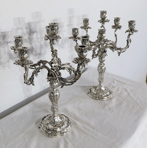 Coppia di candelabri in bronzo argentato, stile Luigi XV - XIX secolo