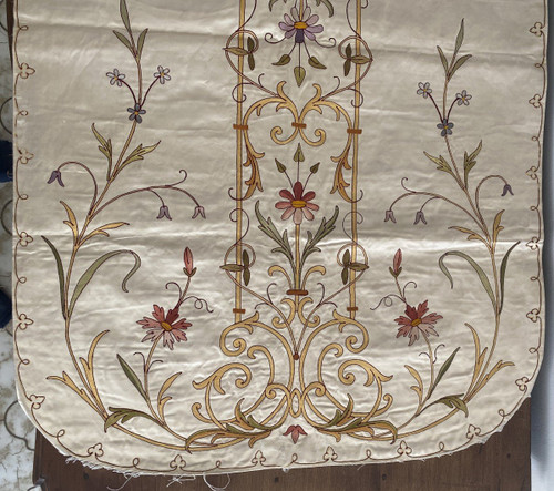 Part de Chasuble En Soie Brodée et fils dorés Religieux XIX ème