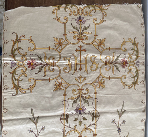 Part de Chasuble En Soie Brodée et fils dorés Religieux XIX ème