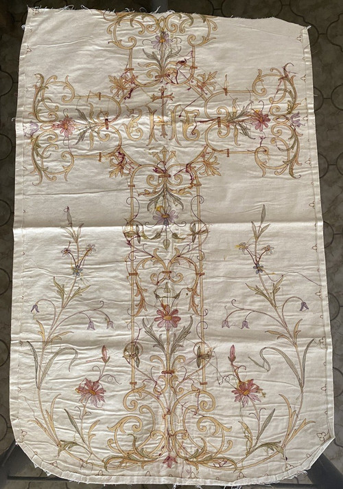 Part de Chasuble En Soie Brodée et fils dorés Religieux XIX ème