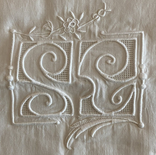 Drap en dentelle de Luxeuil brodé de fleurs Monogrammé SE  XIX ème