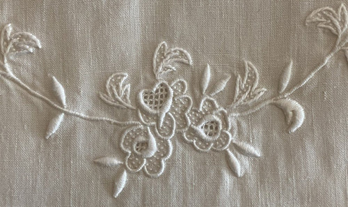 Drap en dentelle de Luxeuil brodé de fleurs Monogrammé SE  XIX ème