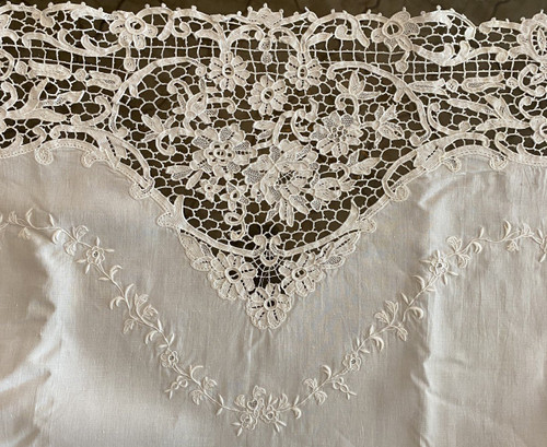 Drap en dentelle de Luxeuil brodé de fleurs Monogrammé SE  XIX ème