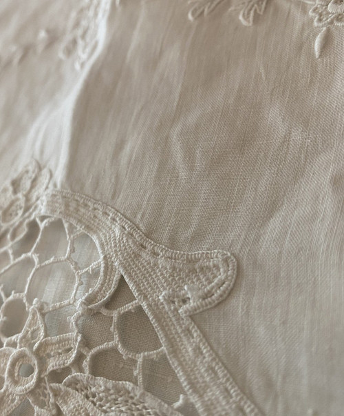 Drap en dentelle de Luxeuil brodé de fleurs Monogrammé SE  XIX ème