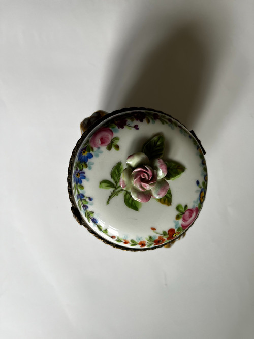 Petite boîte en porcelaine de Paris, décorée main