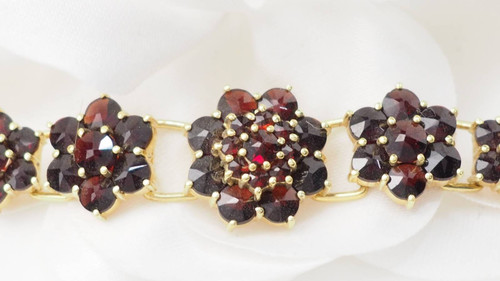 Vintage bracelet in yellow gold and garnet