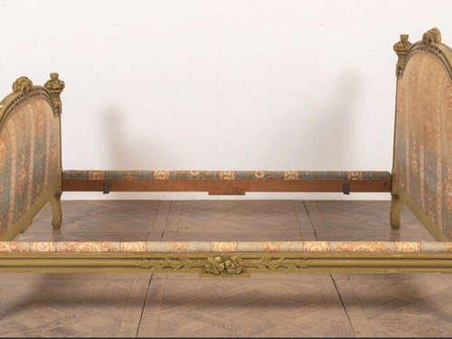 Lit de style Louis XV richement sculpté  160 cm