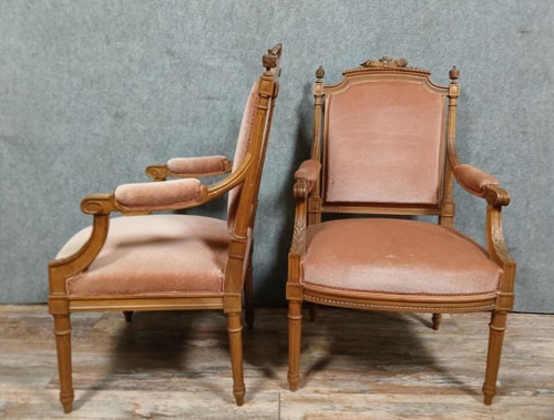 Paire de fauteuils de style Louis XVI en noyer vers 1850