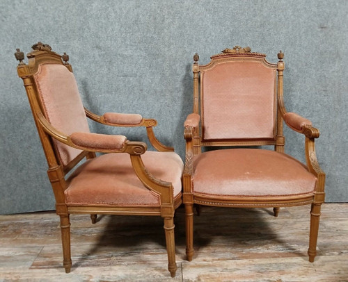 Paire de fauteuils de style Louis XVI en noyer vers 1850