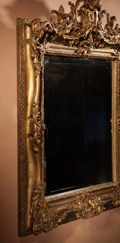 Specchio originale di grande effetto in legno dorato e gesso in stile Louise Quinze XV, 1900 circa.