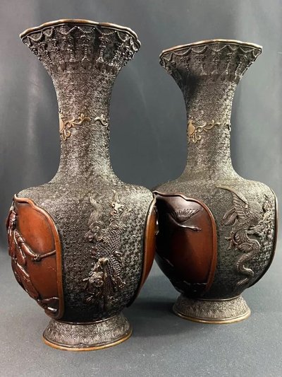 Large pair of 19th century bronze vases decorated with samurai and dragon Meiji Japan