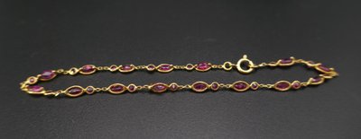 Bracelet set with 30 rubies, 18-carat gold.