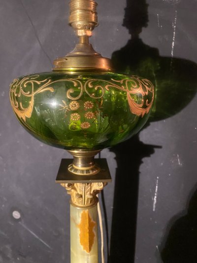 Elégant et précieux pied de lampe à pétrole en onyx vert tendre bonze et cristal vert ornementé 