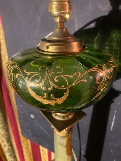 Elégant et précieux pied de lampe à pétrole en onyx vert tendre bonze et cristal vert ornementé 