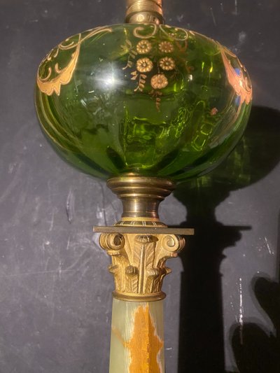 Elégant et précieux pied de lampe à pétrole en onyx vert tendre bonze et cristal vert ornementé 