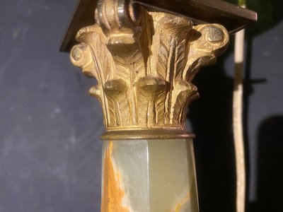 Elégant et précieux pied de lampe à pétrole en onyx vert tendre bonze et cristal vert ornementé 