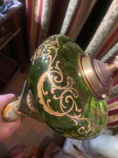 Elégant et précieux pied de lampe à pétrole en onyx vert tendre bonze et cristal vert ornementé 