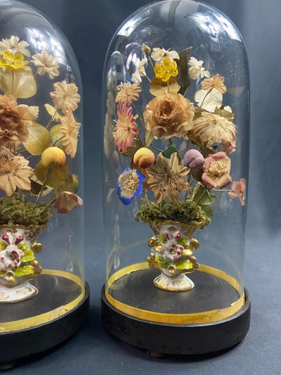 Paire de bouquets de mariés sous globe en verre XIXe Napoléon III