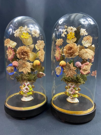 Paire de bouquets de mariés sous globe en verre XIXe Napoléon III