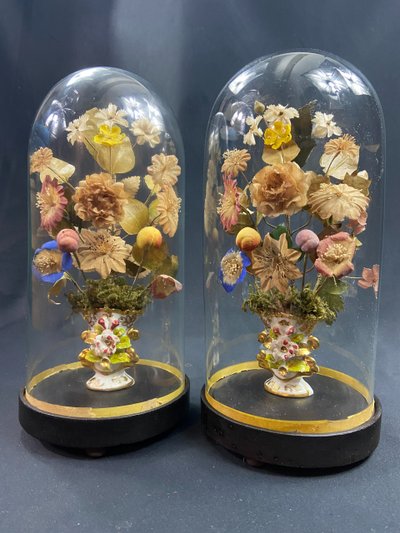 Paire de bouquets de mariés sous globe en verre XIXe Napoléon III