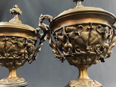 Paire de cassolettes à décor feuillagé bronze sur socle marbre XIXe Napoléon III