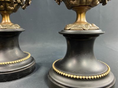 Paire de cassolettes à décor feuillagé bronze sur socle marbre XIXe Napoléon III