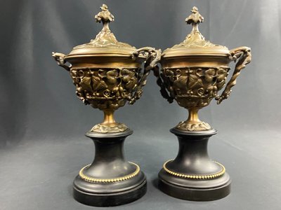 Paire de cassolettes à décor feuillagé bronze sur socle marbre XIXe Napoléon III