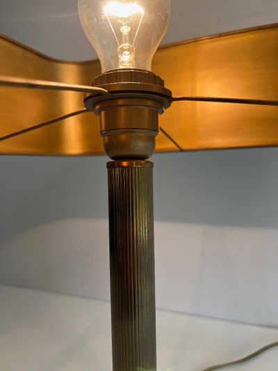 Lampada da tavolo in pelle marrone e ottone. Opera francese nello stile di Jacques Adnet