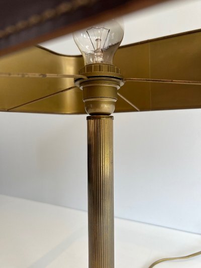 Lampada da tavolo in pelle marrone e ottone. Opera francese nello stile di Jacques Adnet