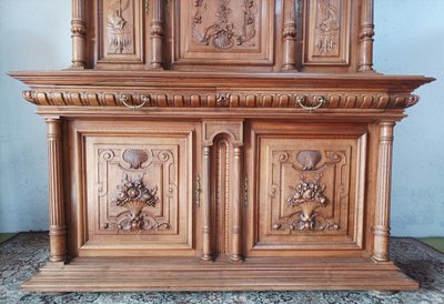 Credenza rinascimentale in noce biondo del XIX secolo