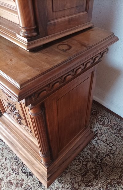 Credenza rinascimentale in noce biondo del XIX secolo