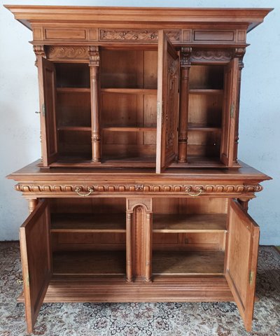 Credenza rinascimentale in noce biondo del XIX secolo