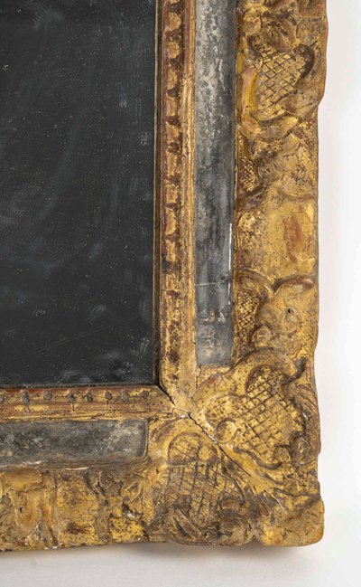 Specchio marziale di epoca Luigi XIV in legno dorato e intagliato, 1690-1710 ca.