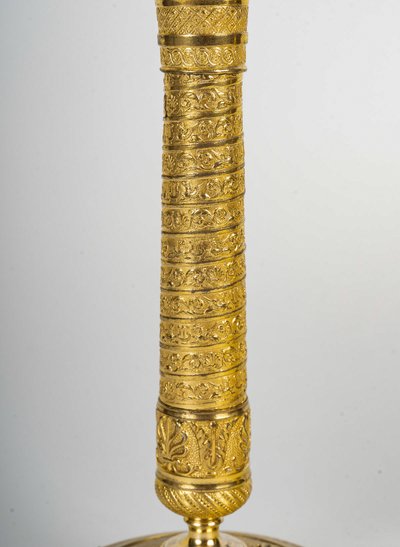 Coppia di piccoli candelieri in bronzo dorato con colonne Vendôme del periodo Impero, 1810 ca.