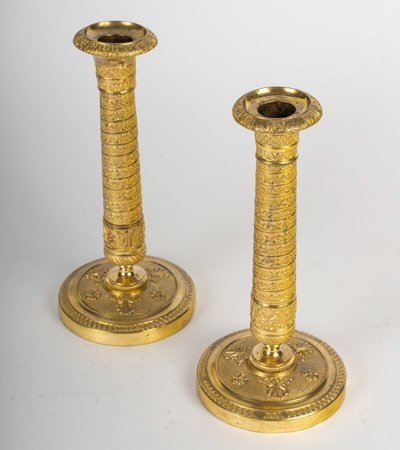 Coppia di piccoli candelieri in bronzo dorato con colonne Vendôme del periodo Impero, 1810 ca.