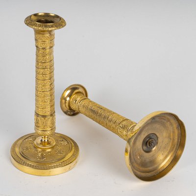 Coppia di piccoli candelieri in bronzo dorato con colonne Vendôme del periodo Impero, 1810 ca.