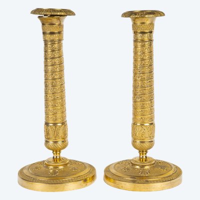 Coppia di piccoli candelieri in bronzo dorato con colonne Vendôme del periodo Impero, 1810 ca.