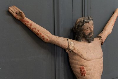 Christ en bois sculpté du XVe polychromie Sud de la France