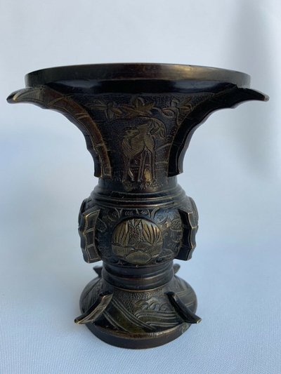 Vase japonais en bronze XIXe avec dorure décor d'animaux ciselé ailettes