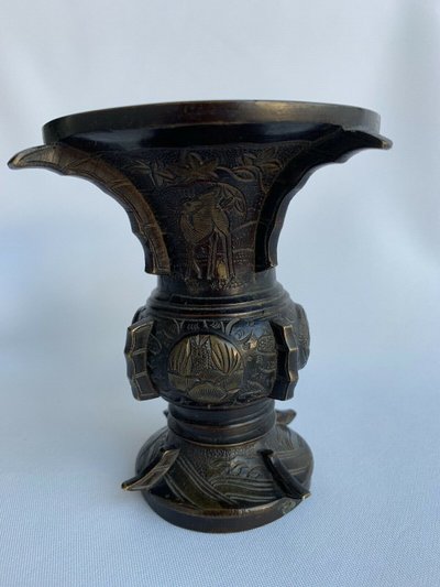 Vase japonais en bronze XIXe avec dorure décor d'animaux ciselé ailettes