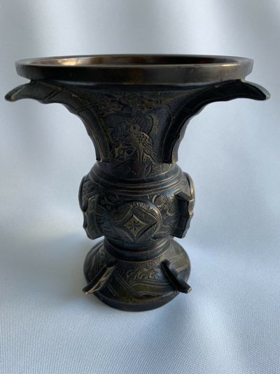 Vase japonais en bronze XIXe avec dorure décor d'animaux ciselé ailettes