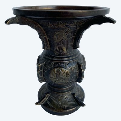 Vase japonais en bronze XIXe avec dorure décor d'animaux ciselé ailettes