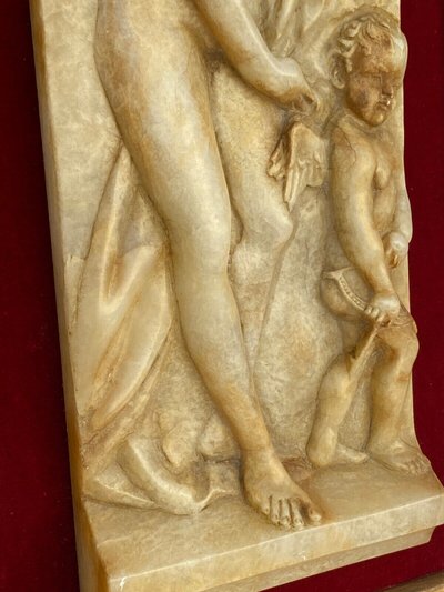 Alabaster plaque in bas-relief Venus aux Amours 19th century red velvet gilt frame