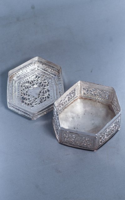 Boite à chaux hexagonale bétel en argent Birmanie 79g