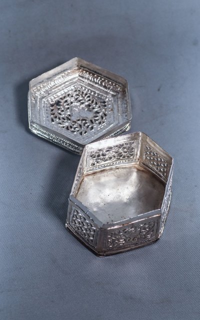 Boite à chaux hexagonale bétel en argent Birmanie 79g