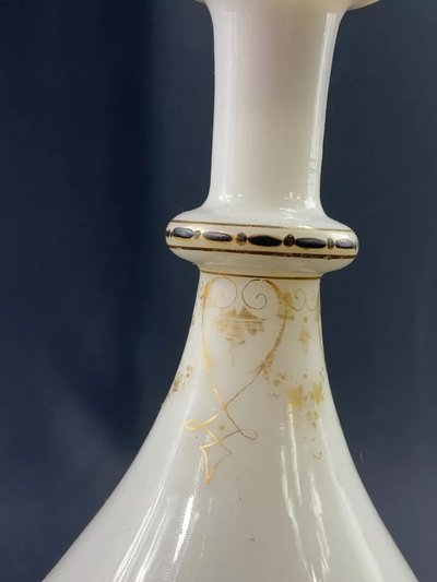 Carafe de nuit en opaline blanche rehaussée or époque début XIXe